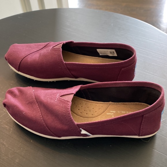 Tom’s Burgundy Flats - Picture 2 of 5